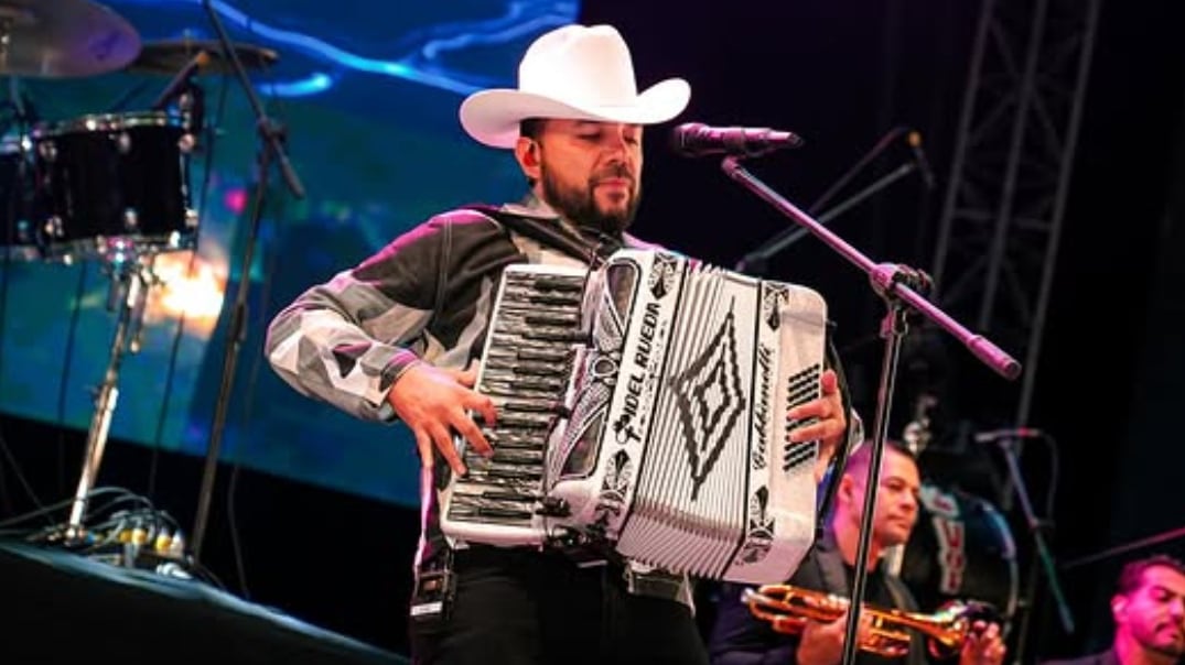 Fidel Rueda revictimiza a Sheinbaum con video hecho con inteligencia artificial en su concierto