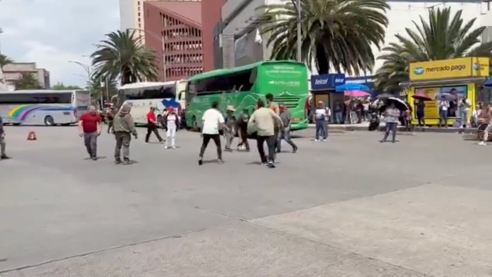 Maestros de la CNTE convierten El Caballito en cancha de futbol
