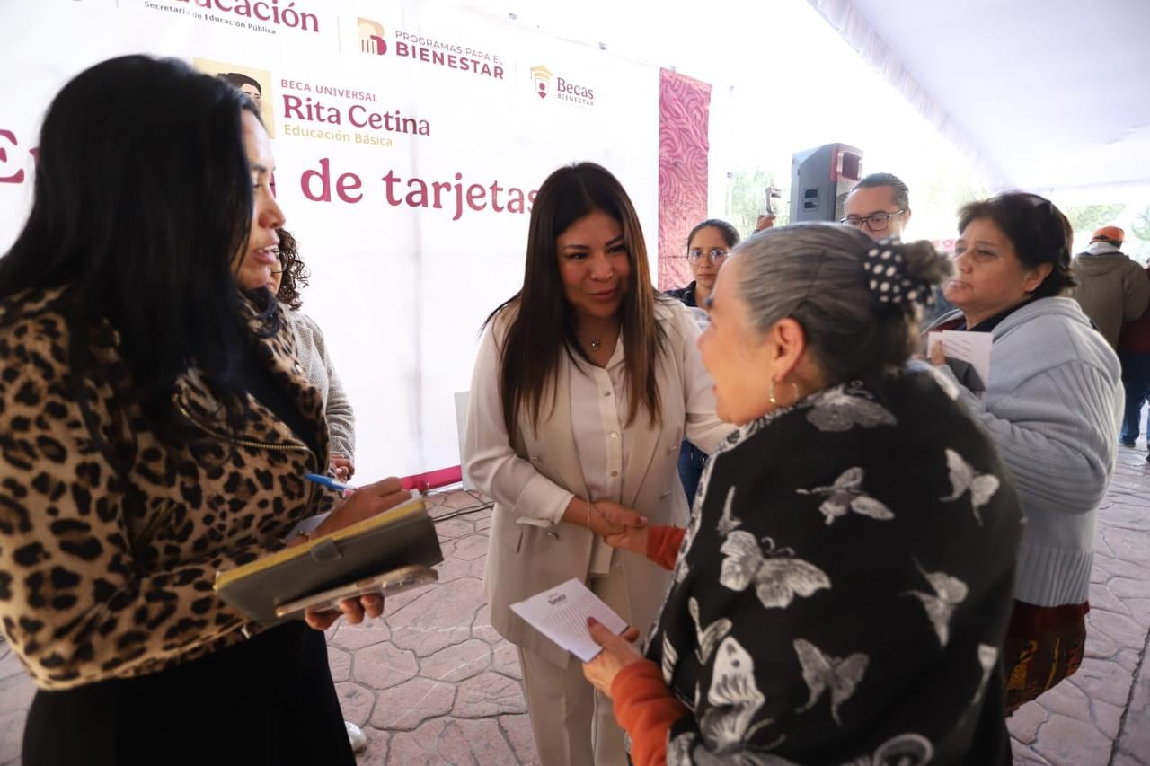 Gobierno federal entrega apoyos de la Beca Rita Cetina a estudiantes de Iztacalco