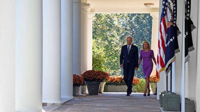 El vicepresidente demócrata anunció que no buscará llegar a la Casa Blanca en 2016, con lo que Hillary Clinton tiene casi en la bolsa la nominación de su partido a la presidencia.