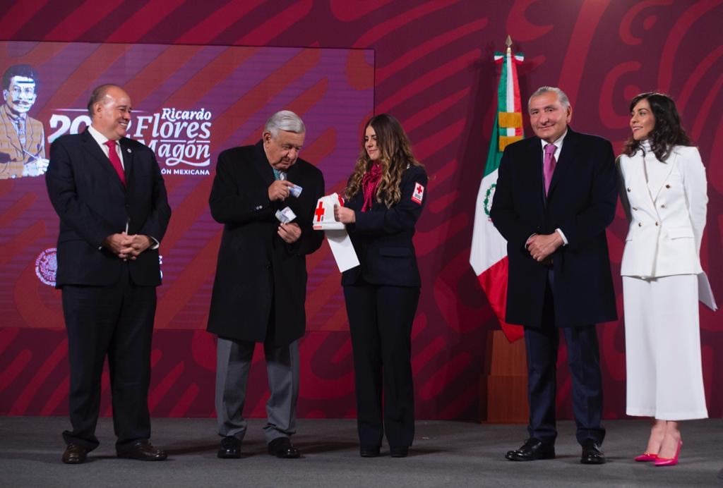 AMLO realiza donativo a la Cruz Roja