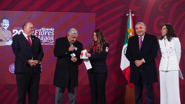 AMLO realiza donativo a la Cruz Roja