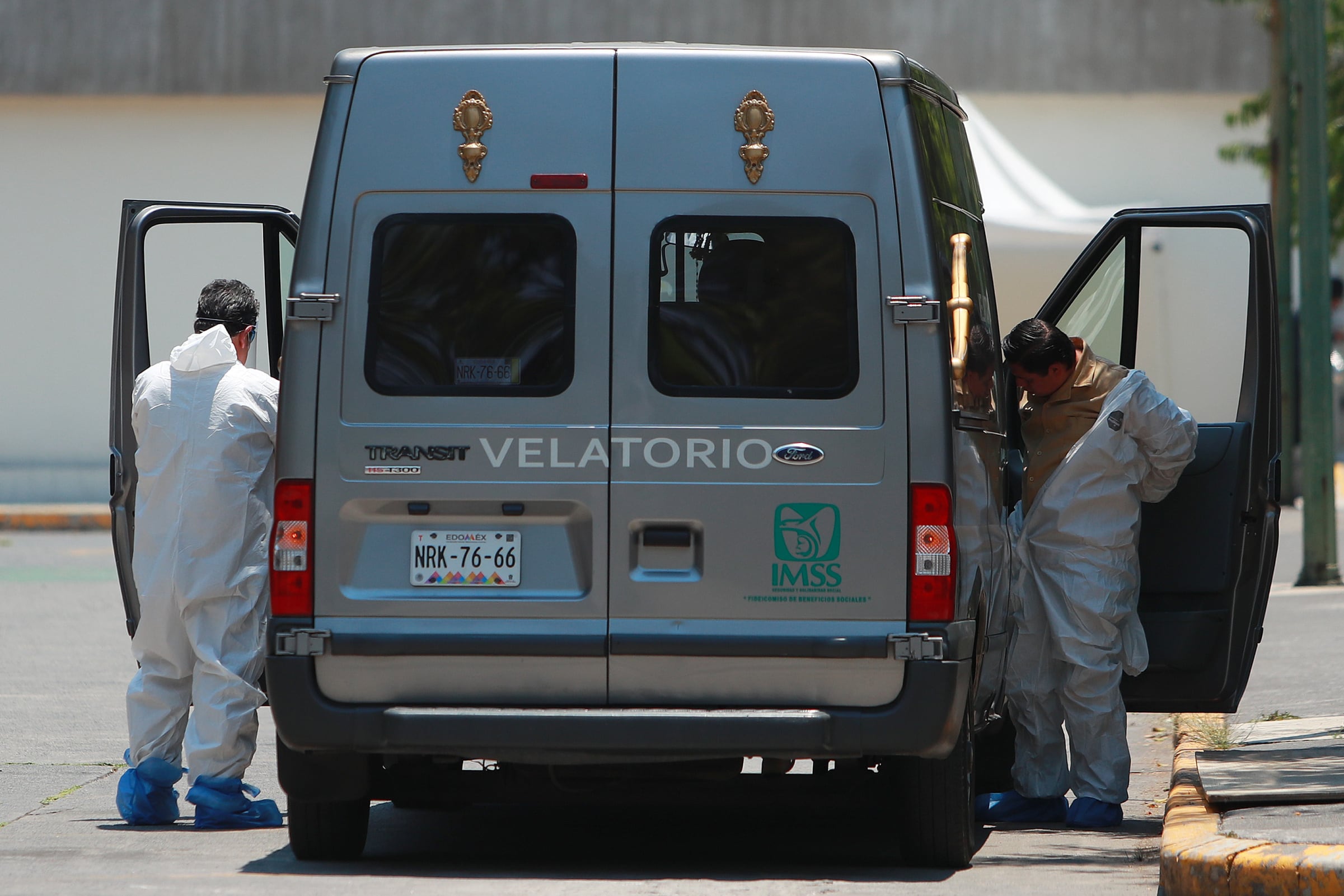 Camioneta de una funeraria en CDMX.