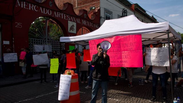 Por supuestos locales colocados de manera irregular, trabajadores bloquearon la entrada al Mercado de Artesanías en Coyoacán