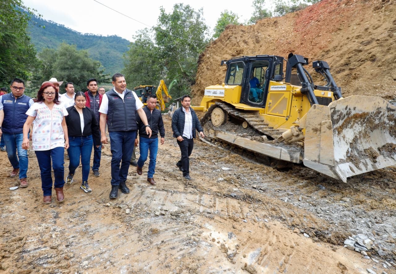 Alejandro Armenta supervisa rehabilitación de carreteras en la Sierra Negra.