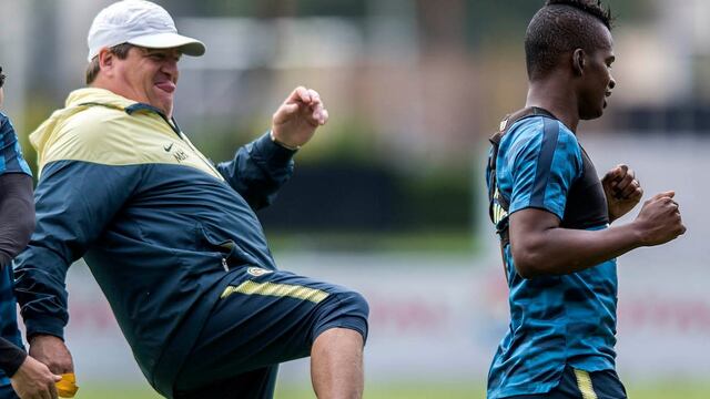 Miguel Herrera y Darwin Quintero durante un entrenamiento.