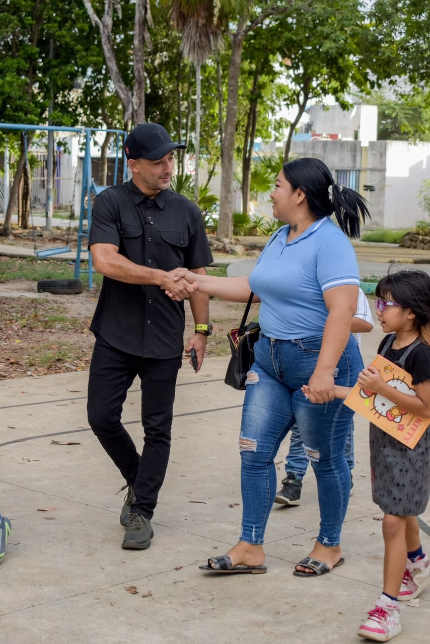 Pablo Gutiérrez encabeza operativo para liberar parques y vialidades en la Supermanzana 255.