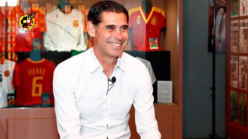Fernando Hierro al ser presentado.