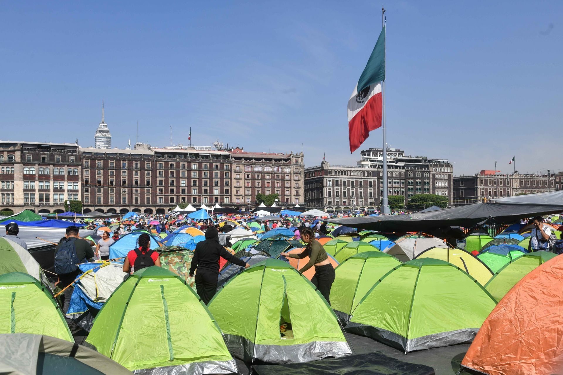 Plantón de maestros de la CNTE en el Zócalo CDMX