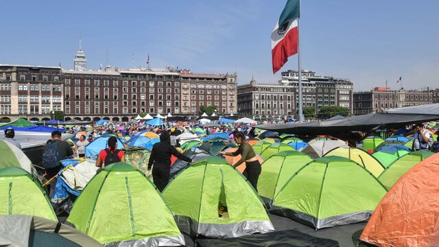 Plantón de maestros de la CNTE en el Zócalo CDMX