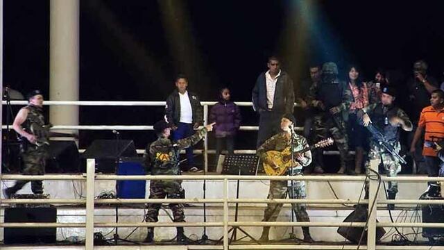Los cantantes salieron al escenario enfundados en un atuendo camuflado, tipo militar. Foto: Adán García/Reforma