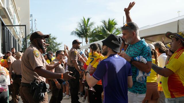 Fans colombianos vs policías en la final de la Copa América 2024.