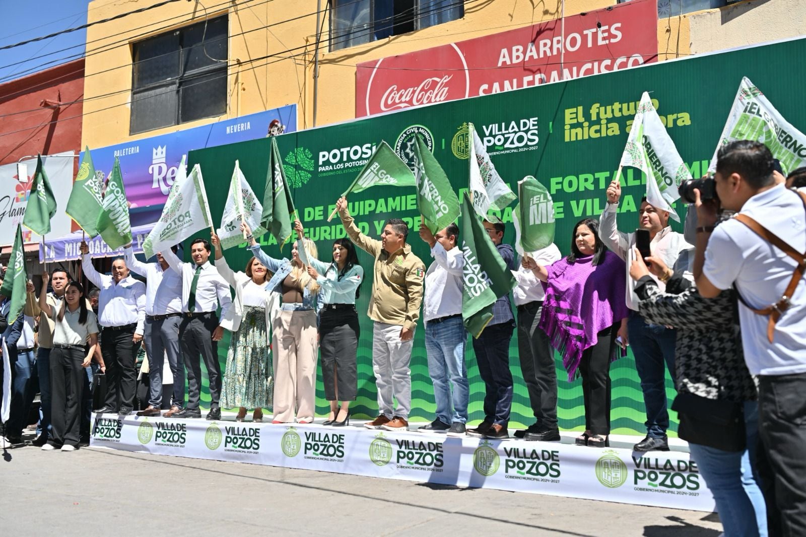 Ricardo Gallardo entregó equipo de seguridad en Villa de Pozos
