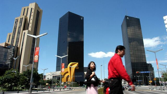 La sede del SAT en la capital del país (derecha).