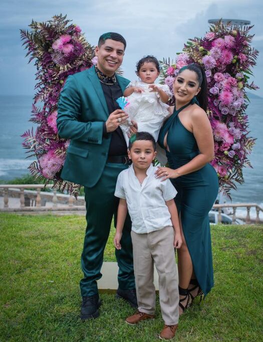 Eduin Caz y su familia