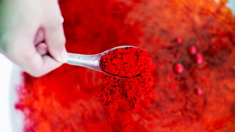 Cofepris prevé prohibir el colorante rojo 3 en México por riesgos sanitarios