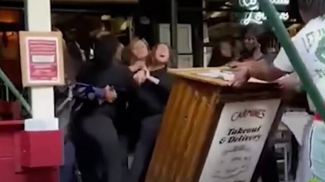 Golpean a empleada de restaurante