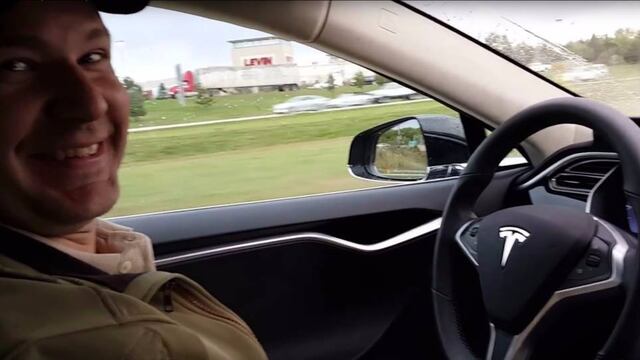 Joshua Brown, primer víctima fatal en un accidente relacionado con el piloto automático de Tesla.