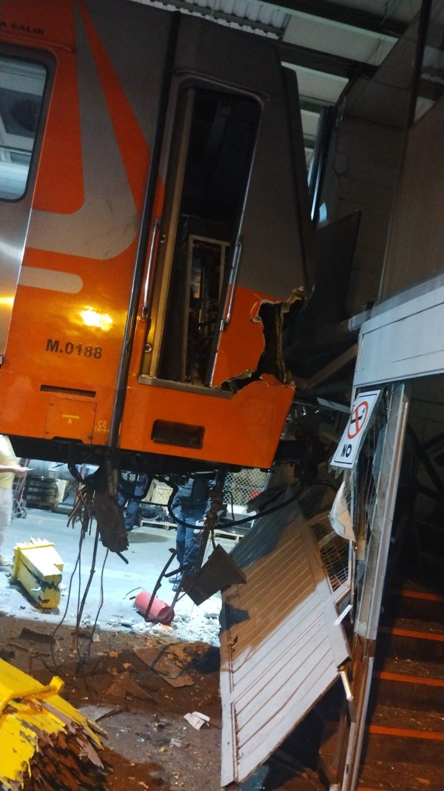 ¿Qué pasó en la Línea 6 del Metro CDMX? Tren se estrella en talleres de la estación Rosario; conductora fue trasladada a un hospital