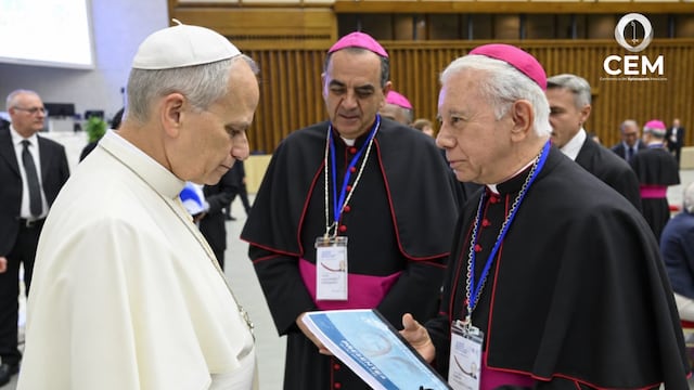 CEM le entregó un libro sobre los desaparecidos en México al Papa León XIV