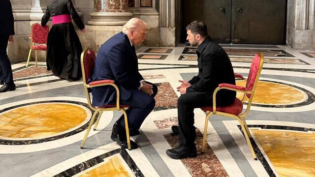 Donald Trump, presidente de los Estados Unidos junto a Volodímir Zelenski, presidente de Ucrania durante el funeral del Papa Francisco