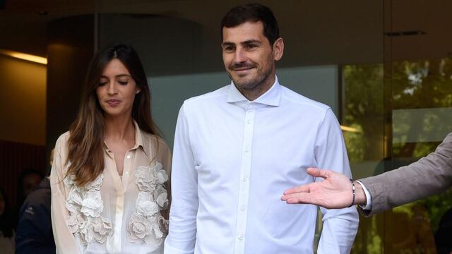 Iker Casillas tras salir del hospital.