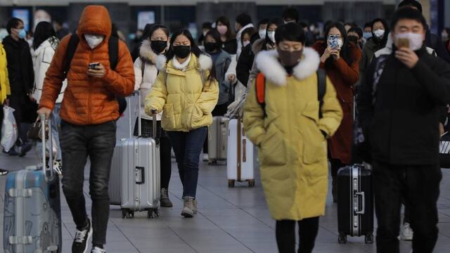 Un grupo de personas con cubrebocas en China.