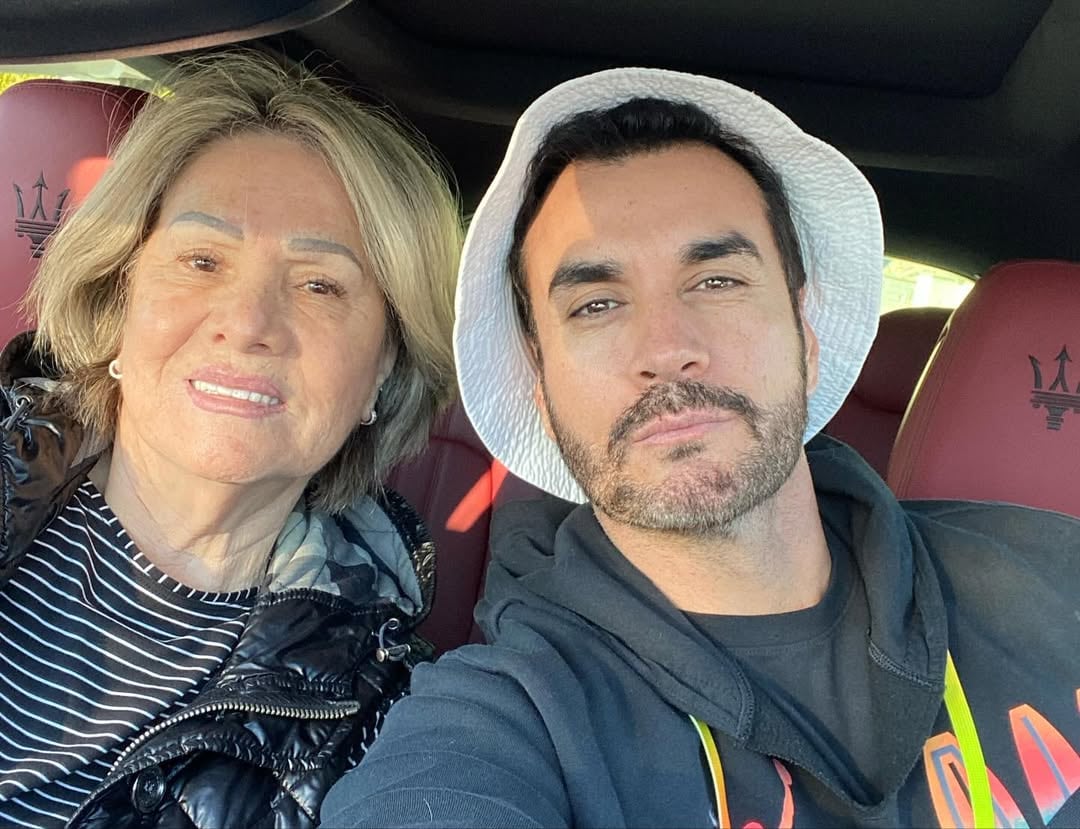 David Zepeda con su mamá.