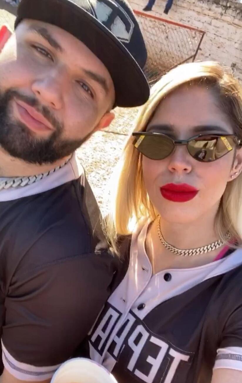 Carín León con Alejandra Esquer