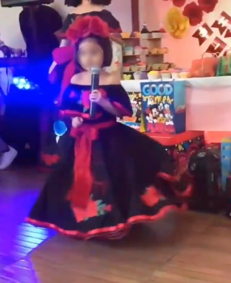 Niña en fiesta de cumpleaños con temática de Ángela Aguilar