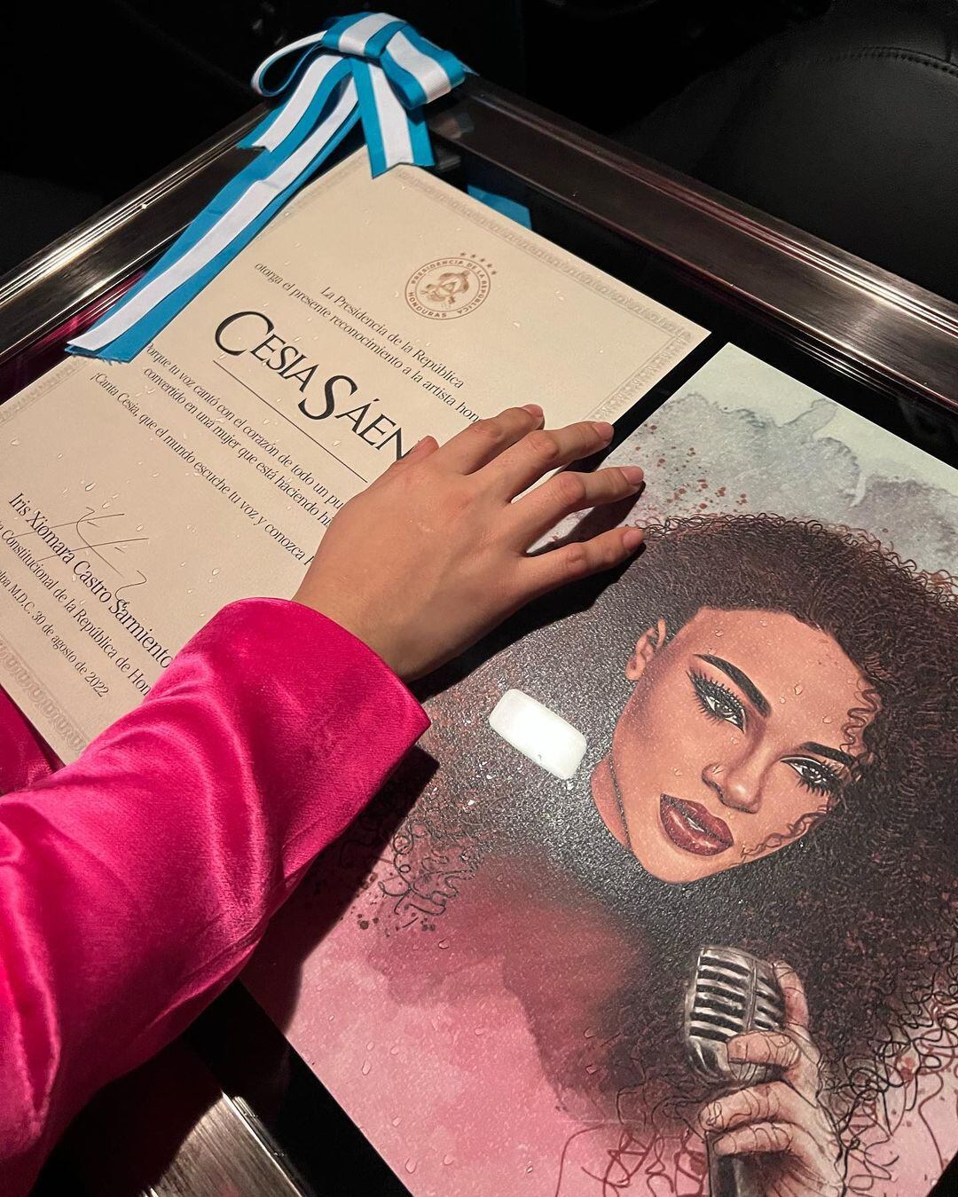 Cesia recibe reconocimiento por Xiomara Castro, presidenta de Honduras.