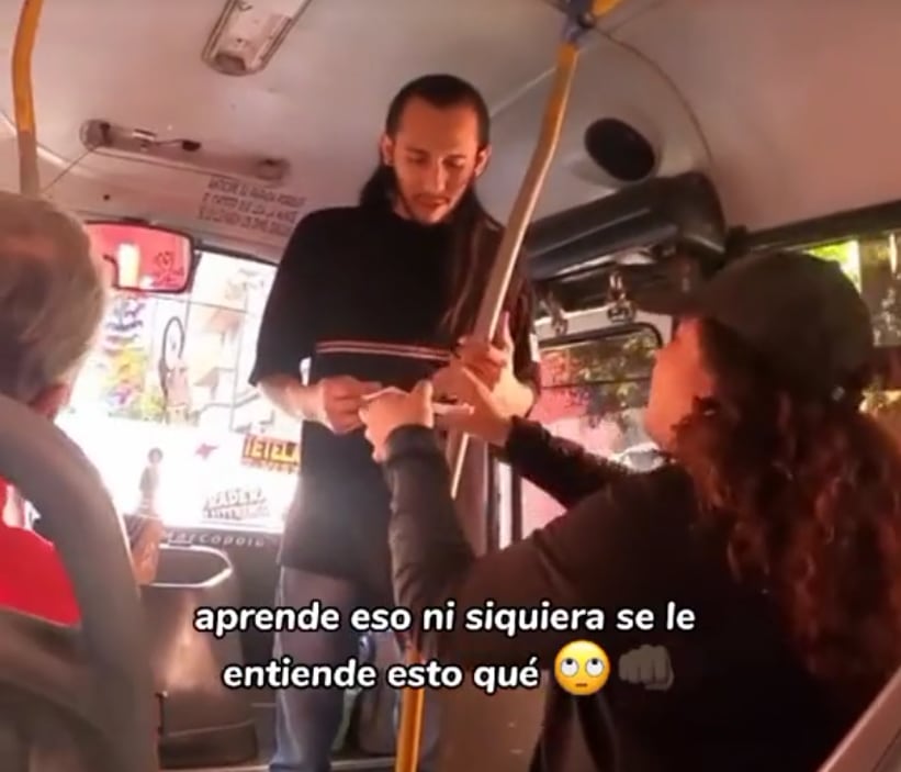 Ratero en microbús hace todo mal