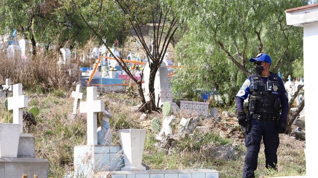 Traficantes exhuman cuerpos de panteones