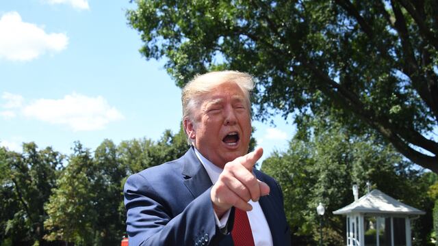 Donald Trump dirige unas palabras a medios de comunicación en la Casa Blanca.