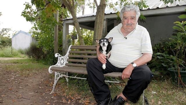 José Mujica con su perra Manuela.
