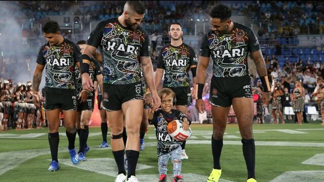 Quaden Bayles asiste como invitado de honor a partido de rugby