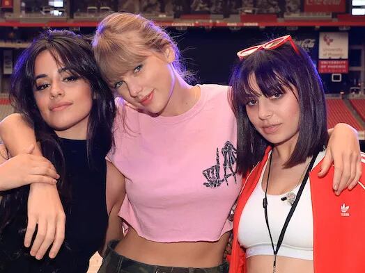 ¿Qué pasó entre Camila Cabello y Charli XCX? Una canción habría provocado un roce entre las cantantes