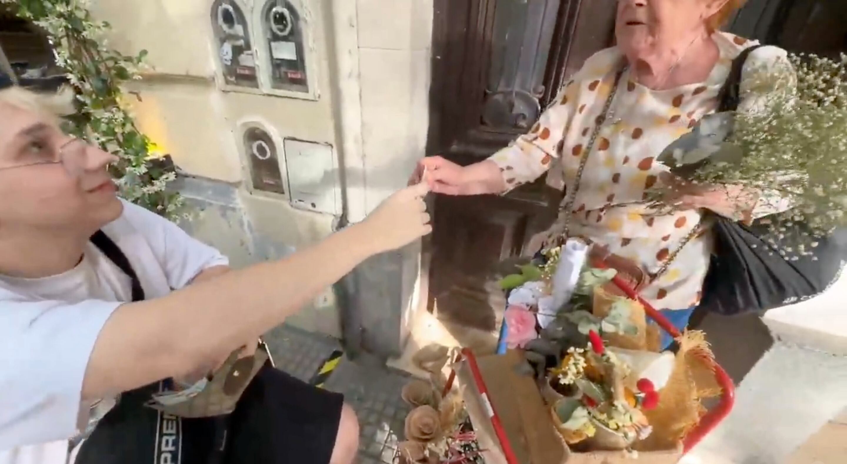 Brunenger le da 100 dólares a una señora para su tratamiento contra el cáncer