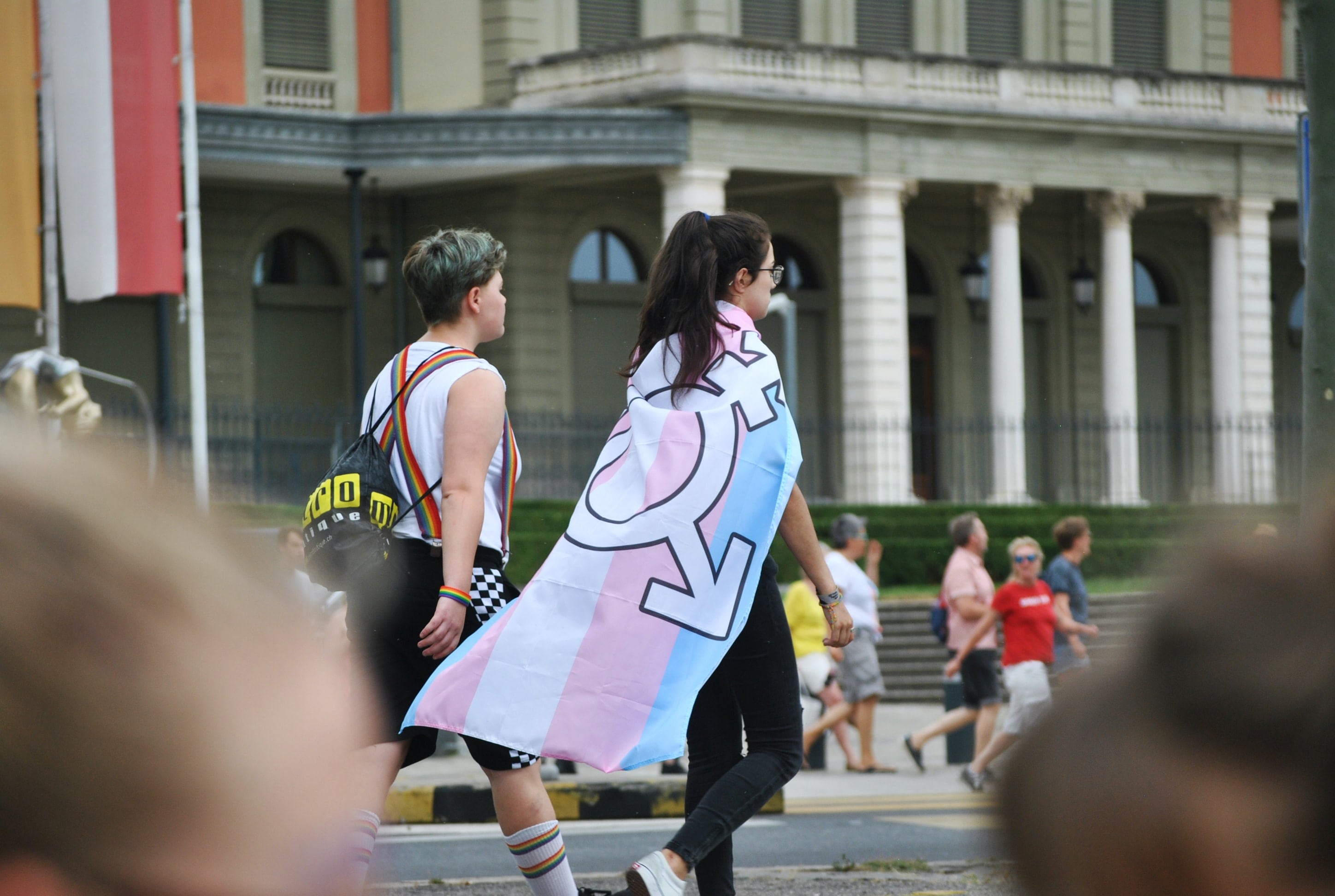 Mujer con bandera trans