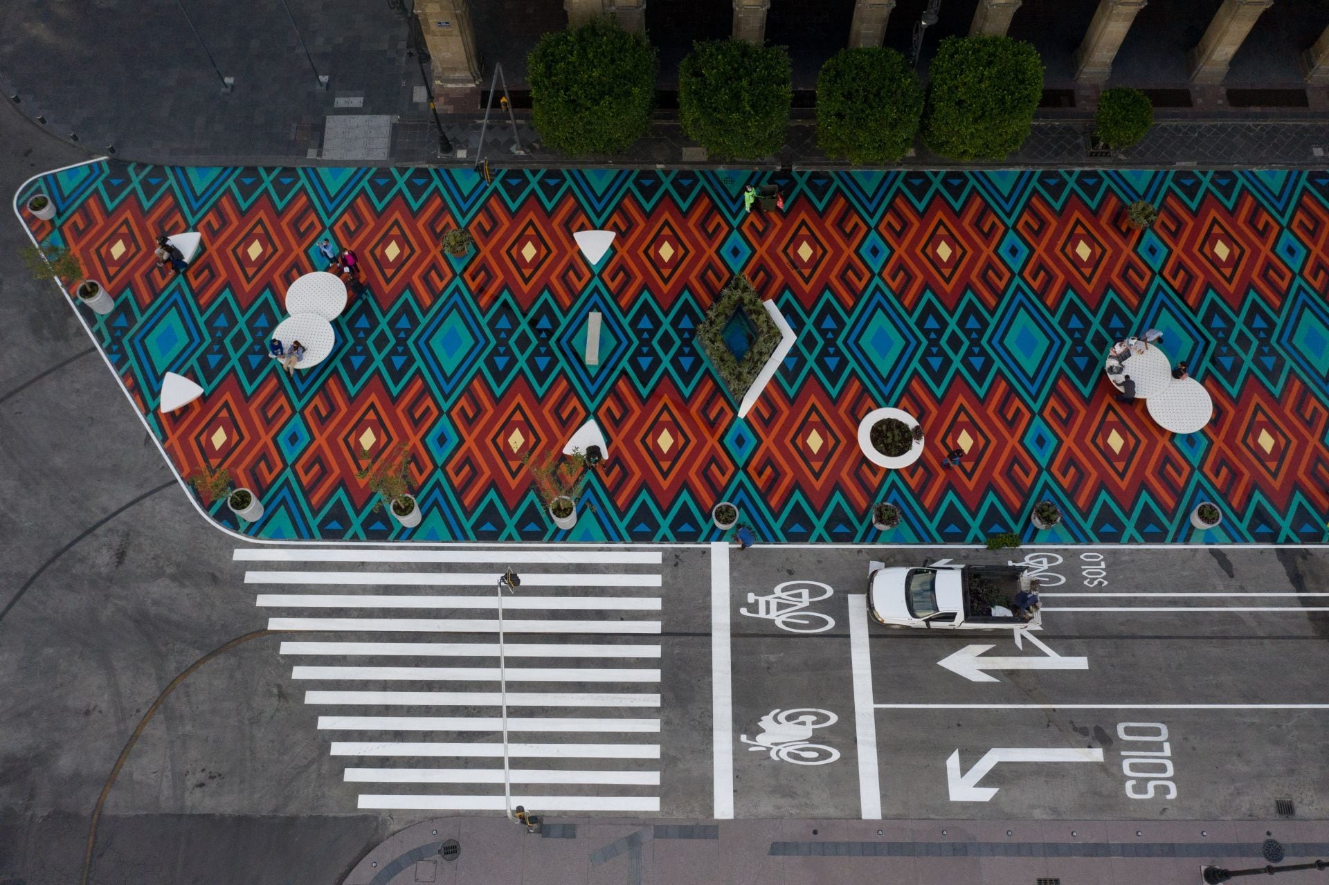 En enero de 2021 se inauguró la zona peatonal del Zócalo con colores en el piso; ya no existen en marzo de 2024