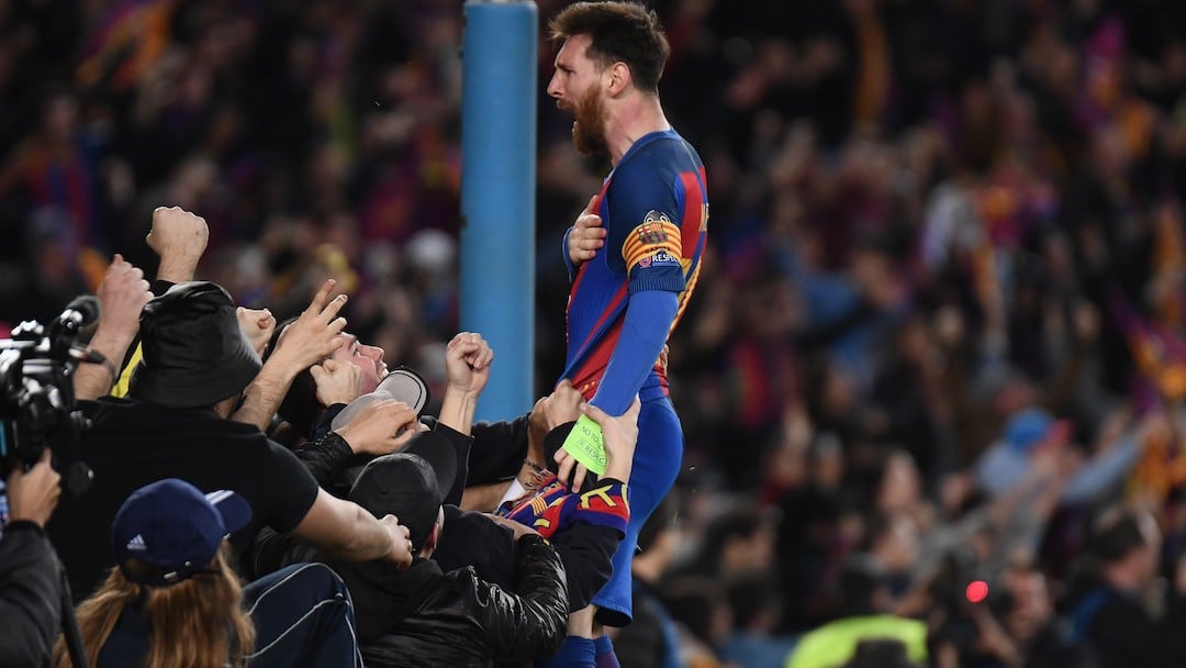 Messi es cargado por los fans blaugrana.
