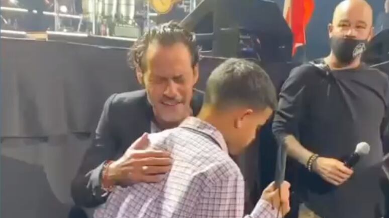 Marc Anthony canta al oído de un niño ciego durante su concierto (VIDEO)