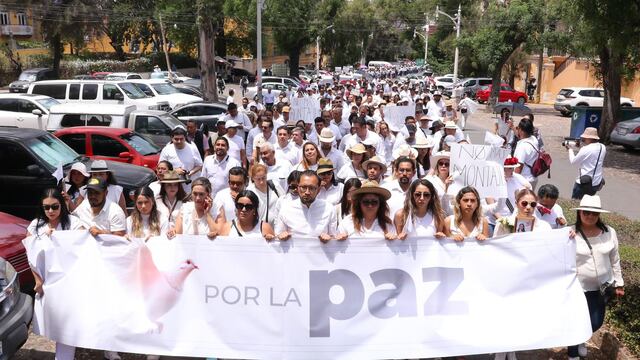 Alma Alcaraz y Ricardo Sheffield en la marcha en memoria de Gisela Gaytán