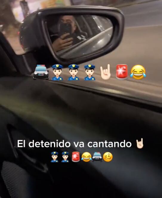 Va detenido en una patrulla pero ni así deja de cantar canciones de RBD