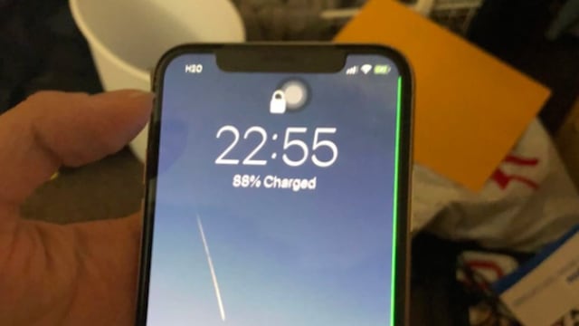 Pantalla de un iPhone X afectada por una línea verde.