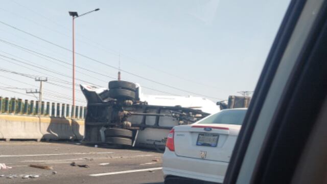 Reportan bloqueo en carretera México - Pachuca por volcadura de pipa de gas