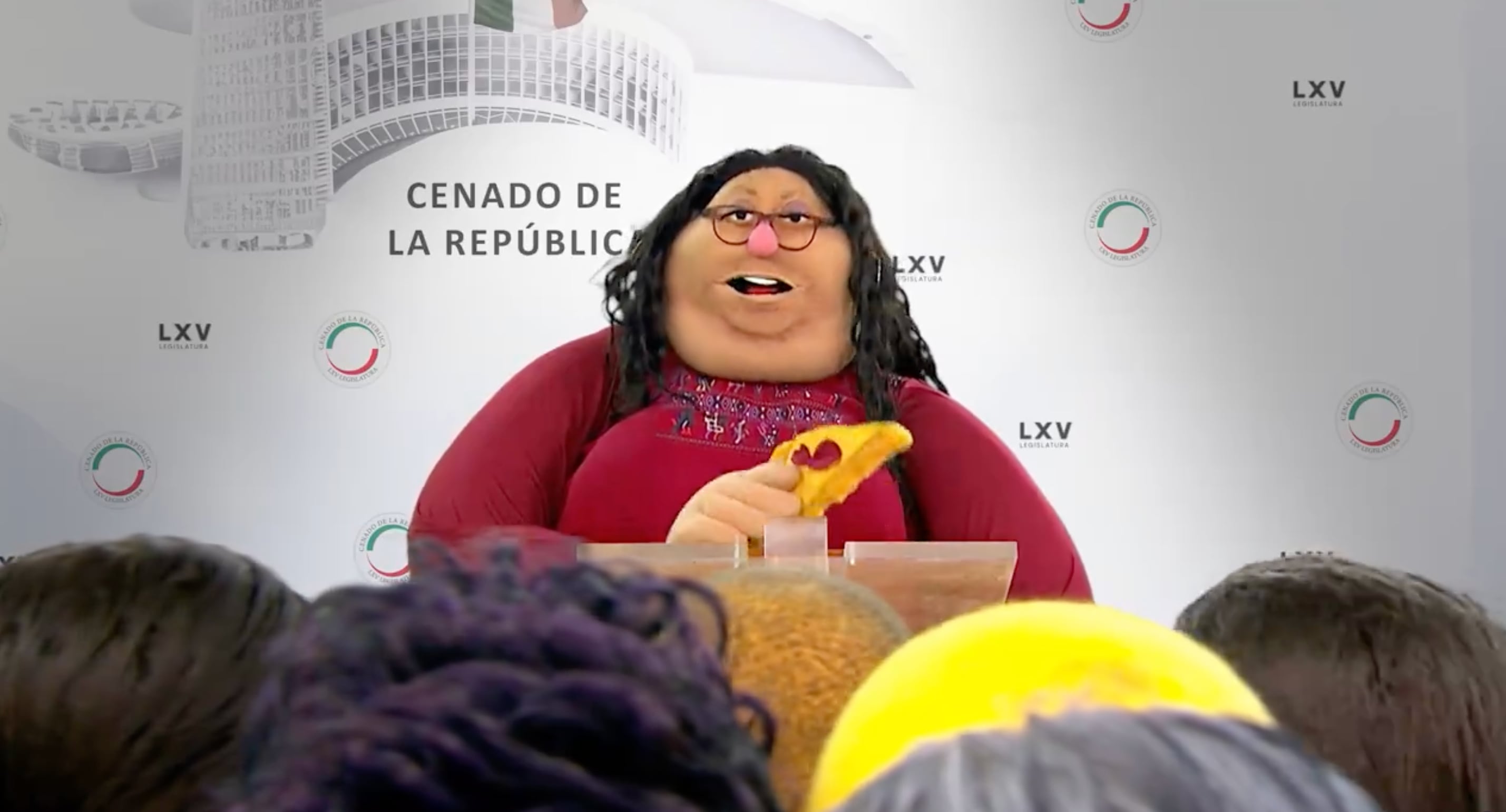 Peluche de TV alusivo a senadora Citlalli Hernández