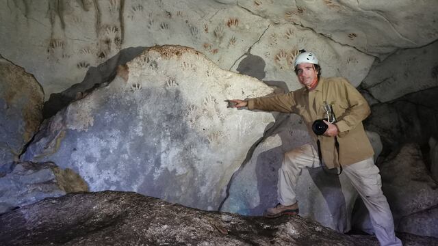 Cueva con huellas de manos