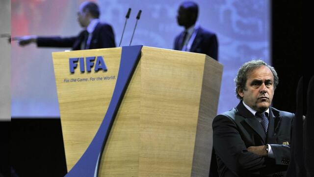 La FA tomó la decisión luego de conocer detalles confidenciales de la investigación que se le sigue al francés por recibir sobornos en 2011, en su caracter de presidente de la UEFA.