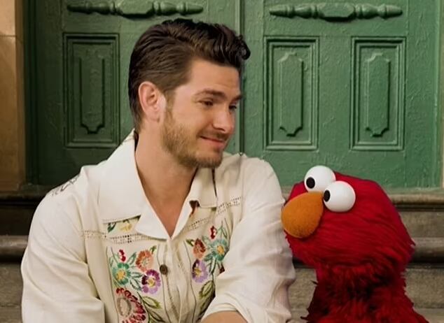 Andrew Garfield y Elmo